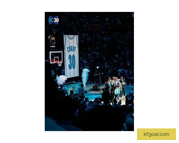 库里晒图致敬父亲球衣退役开创者的球衣永远悬挂球馆穹顶